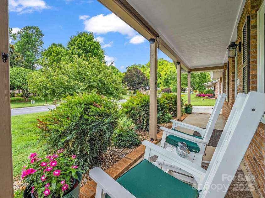 313 Resada Drive, Brevard, NC 28712.  MLS# CAR4278349, YatesRealty ID 27917. 