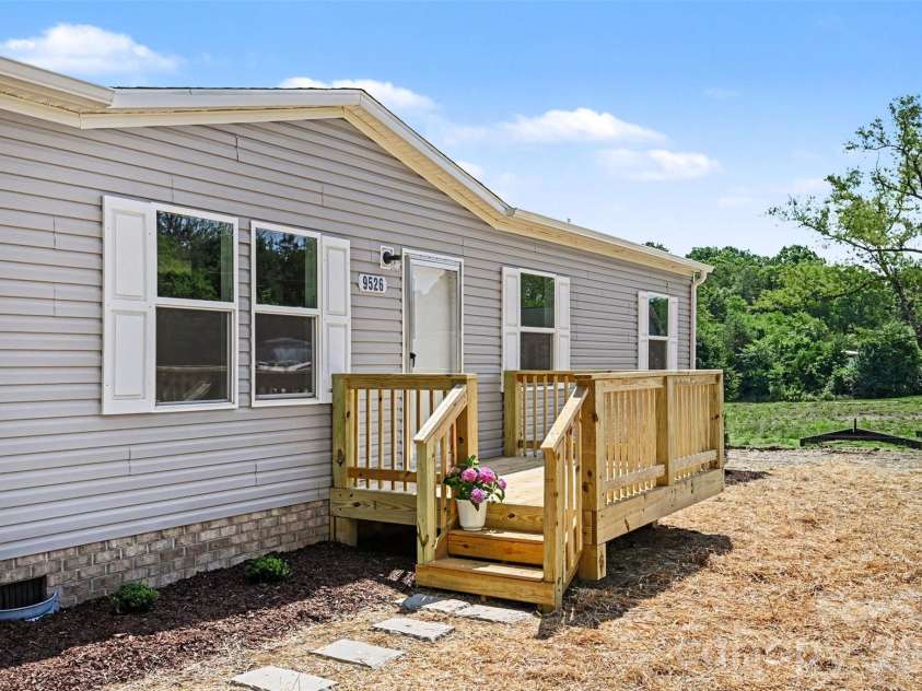 9526 Caycee Drive, Davidson, NC 28036.  MLS# CAR4376695, YatesRealty ID 27917. 