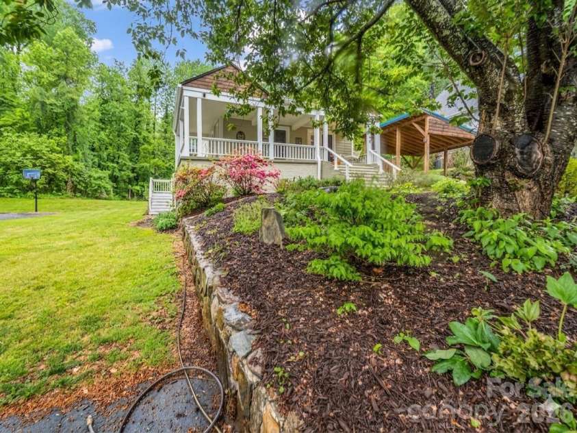 104 Lake Avenue, Hendersonville, NC 28739.  MLS# CAR4372922, YatesRealty ID 27918. Side Yard