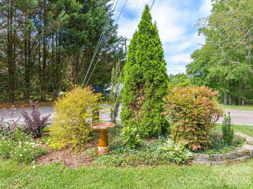 48 Hickory Tree Road, Asheville, NC 28805.  MLS# CAR4389136, YatesRealty ID 27927. 