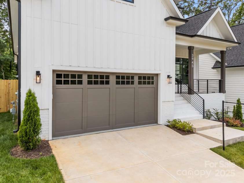 3945 Plainview Road, Charlotte, NC 28208.  MLS# CAR4273445, YatesRealty ID 27929. 