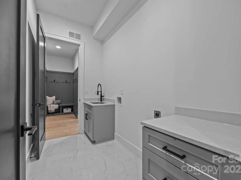 3945 Plainview Road, Charlotte, NC 28208.  MLS# CAR4273445, YatesRealty ID 27929. 