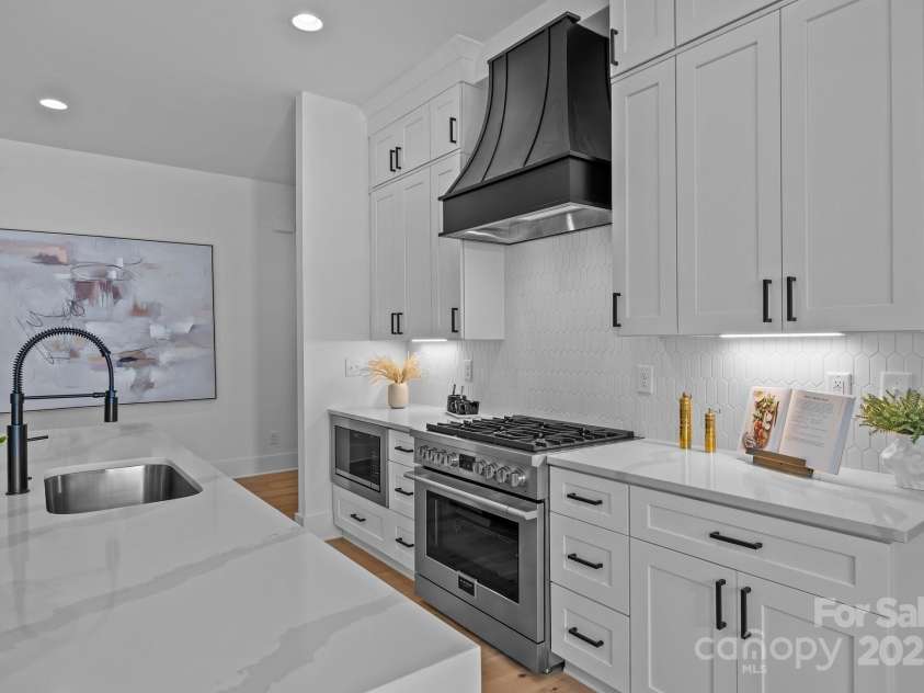 3945 Plainview Road, Charlotte, NC 28208.  MLS# CAR4273445, YatesRealty ID 27929. 