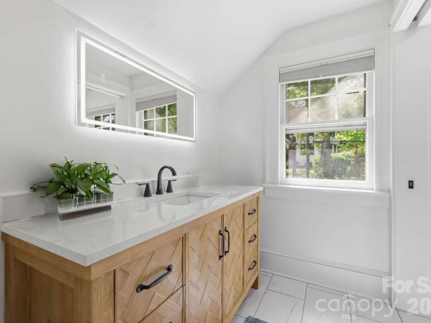 41 Chiles Avenue, Asheville, NC 28803.  MLS# CAR4374046, YatesRealty ID 27930. Upstairs Bath
