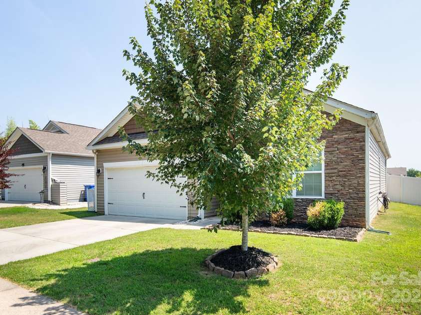 117 Rush Street, Mooresville, NC 28115.  MLS# CAR4280130, YatesRealty ID 27935. Great space between houses