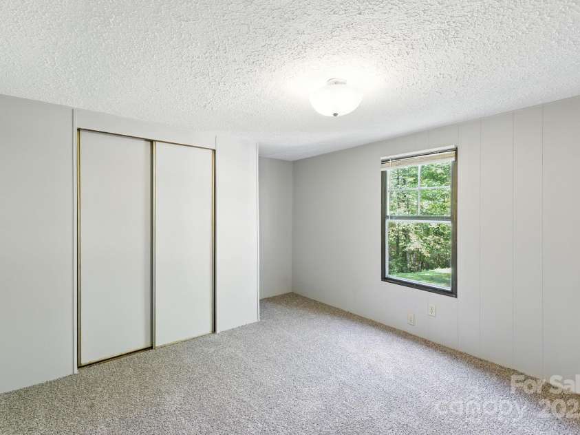 3333 Old Toxaway Road, Brevard, NC 28712.  MLS# CAR4282711, YatesRealty ID 27936. Main bedroom with a walk in closet.