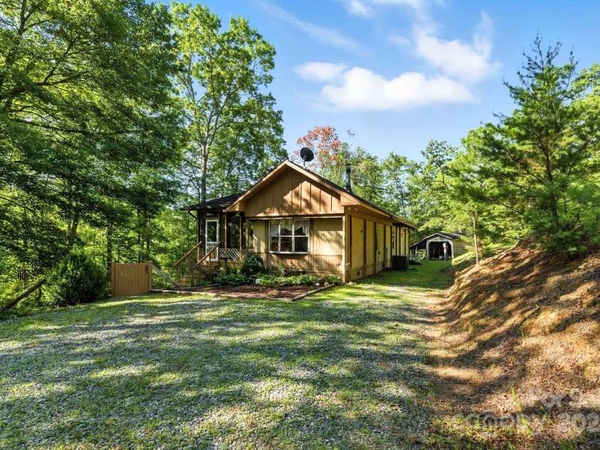 3333 Old Toxaway Road, Brevard, NC 28712.  MLS# CAR4282711, YatesRealty ID 27936. Welcome to 3333 Old Toxaway, Brevard, NC 28712
