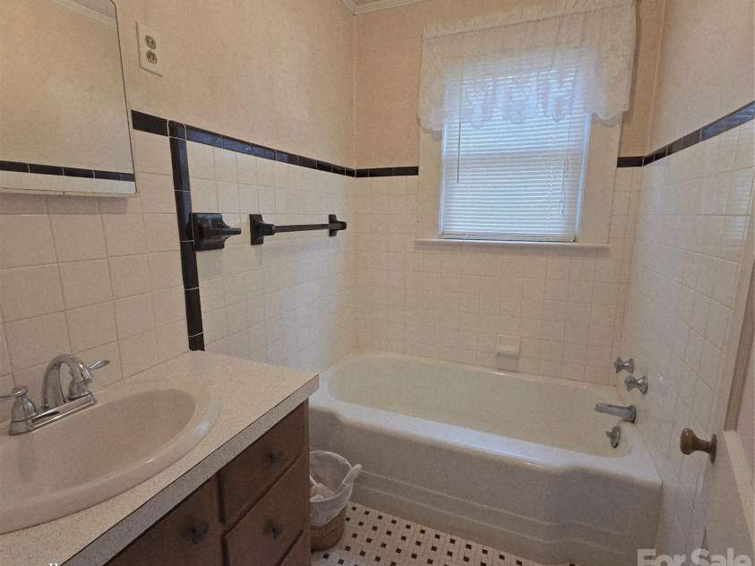 1133 Earl Road, Shelby, NC 28152.  MLS# CAR4337588, YatesRealty ID 2794. Hall Bath