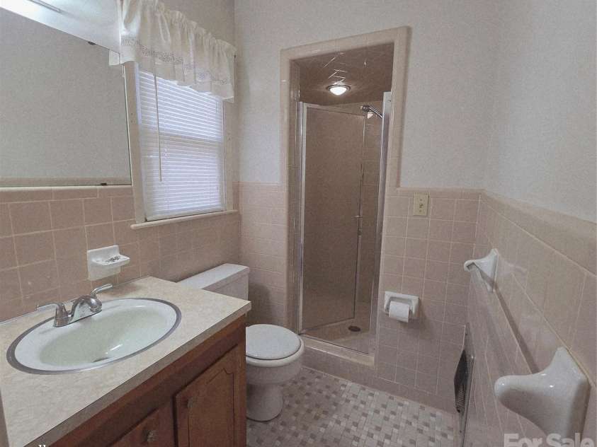 1133 Earl Road, Shelby, NC 28152.  MLS# CAR4337588, YatesRealty ID 2794. Primary Bath