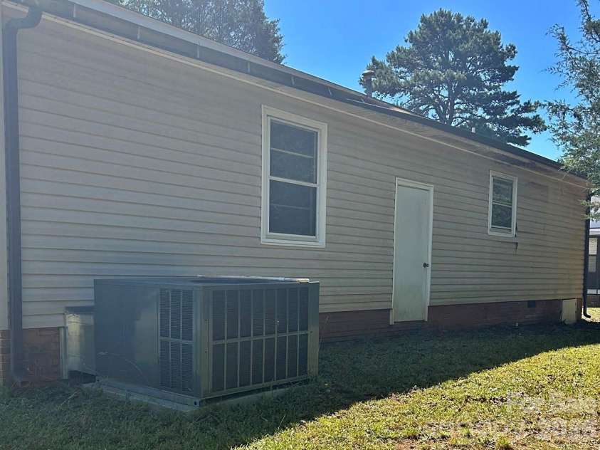 667 Kilborne Drive, Gastonia, NC 28052.  MLS# CAR4384099, YatesRealty ID 27941. 