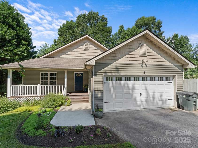 690 Mountain Road, Hendersonville, NC 28791.  MLS# CAR4280756, YatesRealty ID 27941. 