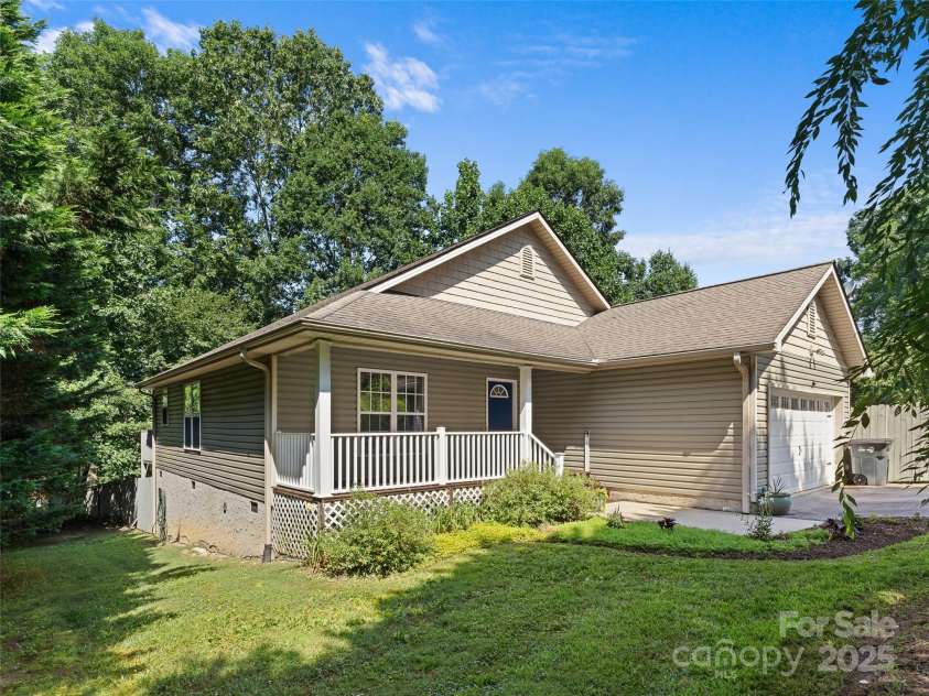 690 Mountain Road, Hendersonville, NC 28791.  MLS# CAR4280756, YatesRealty ID 27941. 