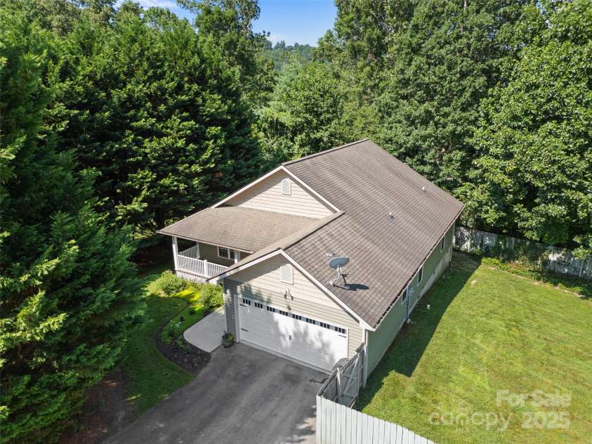 690 Mountain Road, Hendersonville, NC 28791.  MLS# CAR4280756, YatesRealty ID 27941. 