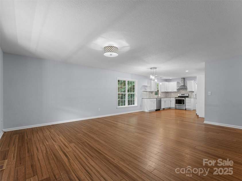 690 Mountain Road, Hendersonville, NC 28791.  MLS# CAR4280756, YatesRealty ID 27941. 