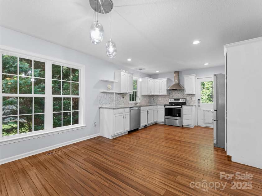 690 Mountain Road, Hendersonville, NC 28791.  MLS# CAR4280756, YatesRealty ID 27941. 