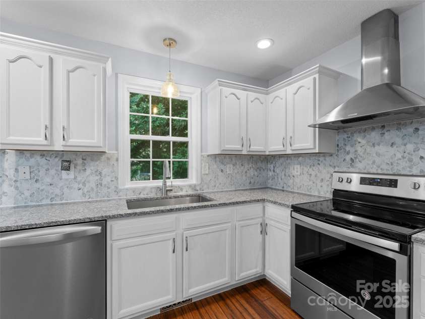 690 Mountain Road, Hendersonville, NC 28791.  MLS# CAR4280756, YatesRealty ID 27941. 