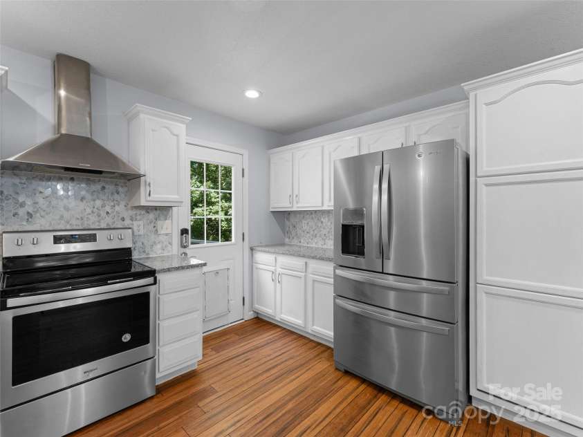 690 Mountain Road, Hendersonville, NC 28791.  MLS# CAR4280756, YatesRealty ID 27941. 