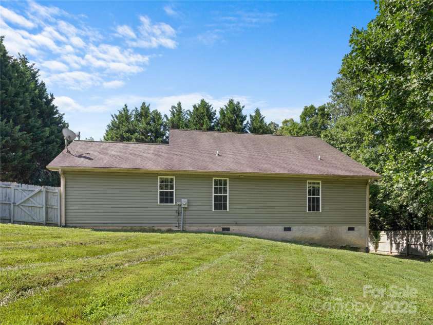 690 Mountain Road, Hendersonville, NC 28791.  MLS# CAR4280756, YatesRealty ID 27941. 