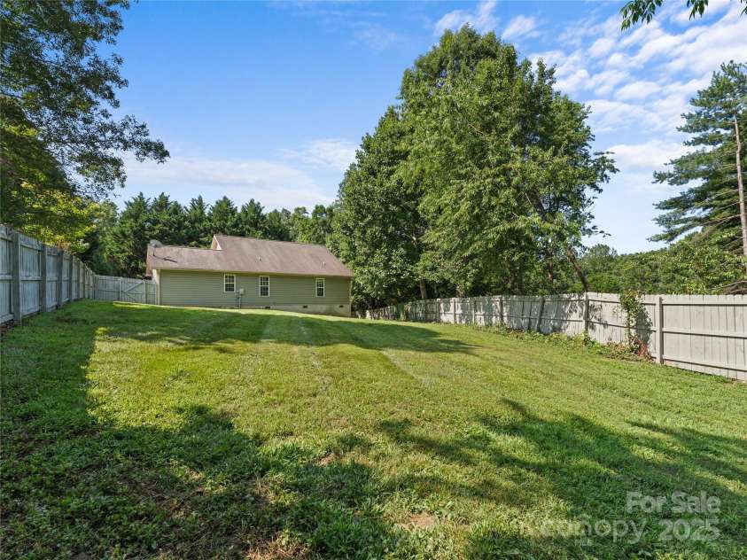 690 Mountain Road, Hendersonville, NC 28791.  MLS# CAR4280756, YatesRealty ID 27941. 