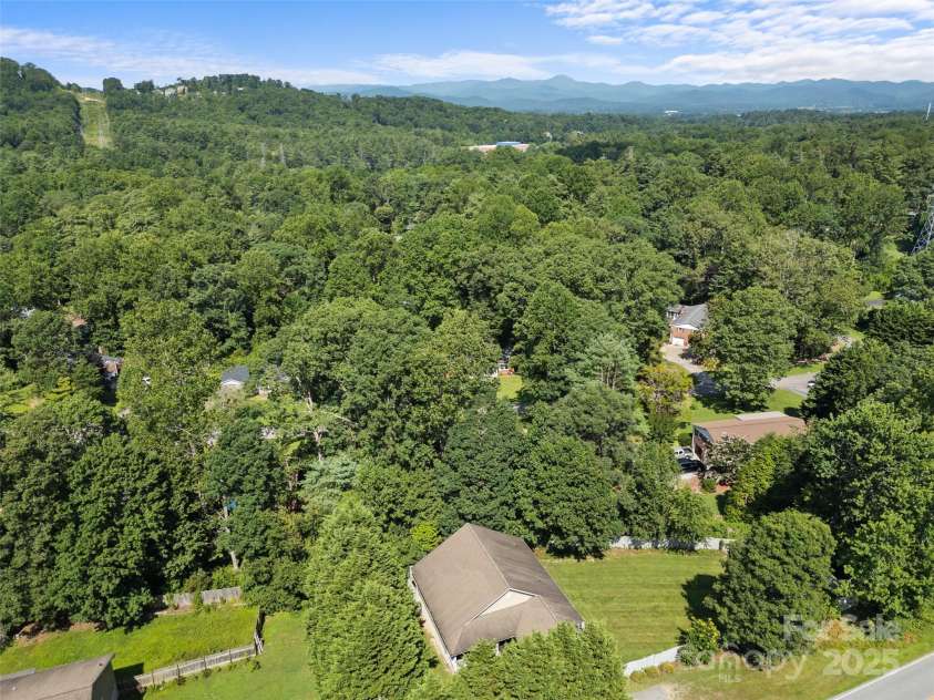690 Mountain Road, Hendersonville, NC 28791.  MLS# CAR4280756, YatesRealty ID 27941. 