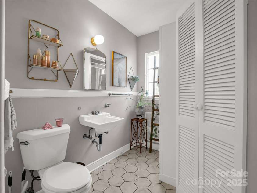 109 Falls Street, Morganton, NC 28655.  MLS# CAR4266712, YatesRealty ID 27942. 