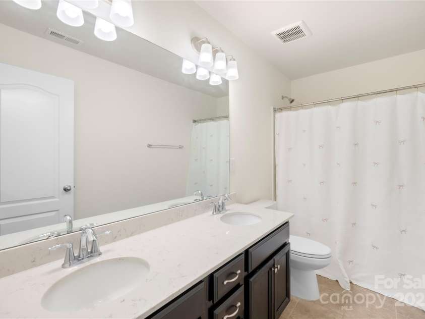 17413 Caddy Court, Charlotte, NC 28278.  MLS# CAR4245215, YatesRealty ID 27943. Full upstairs Bathroom
