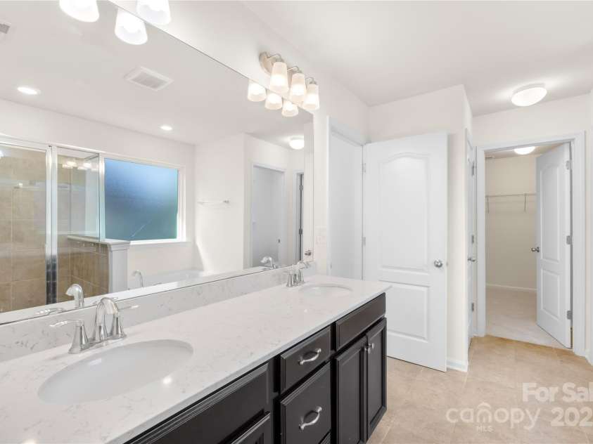 17413 Caddy Court, Charlotte, NC 28278.  MLS# CAR4245215, YatesRealty ID 27943. Primary Bathroom