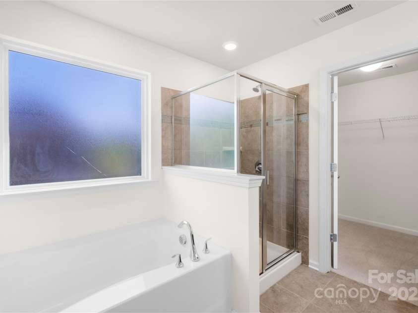 17413 Caddy Court, Charlotte, NC 28278.  MLS# CAR4245215, YatesRealty ID 27943. Primary Bathroom