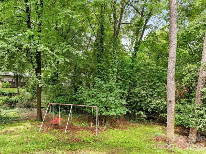 6534 Rollingridge Drive, Charlotte, NC 28211.  MLS# CAR4387248, YatesRealty ID 27945. Back Yard
