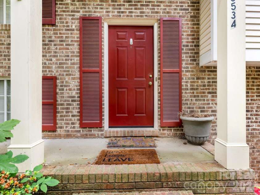 6534 Rollingridge Drive, Charlotte, NC 28211.  MLS# CAR4387248, YatesRealty ID 27945. Front Entry