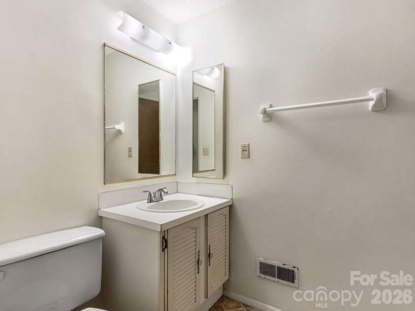 6534 Rollingridge Drive, Charlotte, NC 28211.  MLS# CAR4387248, YatesRealty ID 27945. Hall Bath