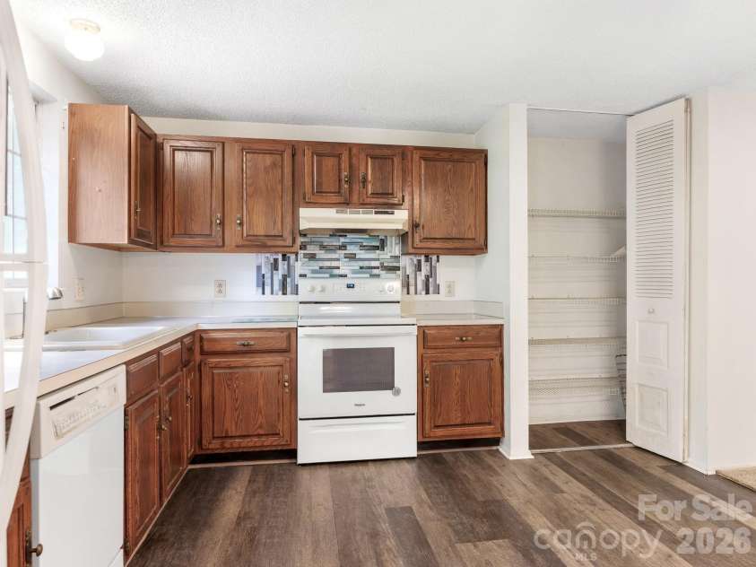 6534 Rollingridge Drive, Charlotte, NC 28211.  MLS# CAR4387248, YatesRealty ID 27945. Kitchen