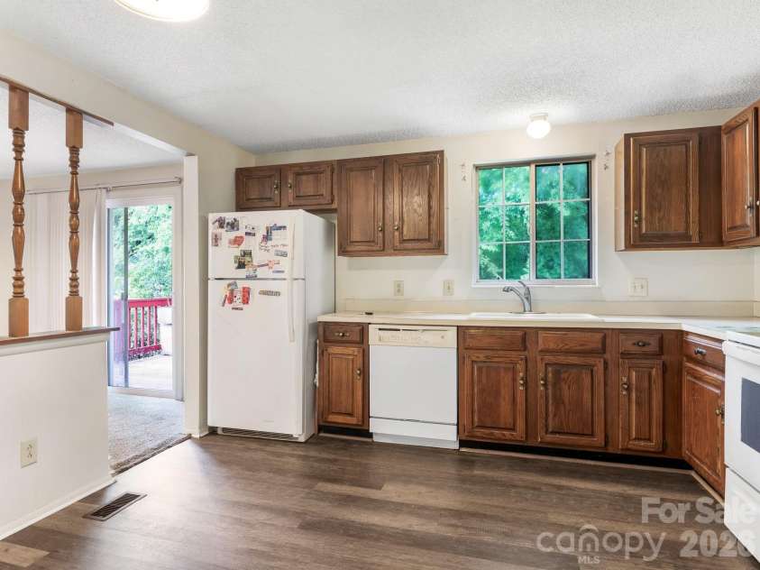 6534 Rollingridge Drive, Charlotte, NC 28211.  MLS# CAR4387248, YatesRealty ID 27945. Kitchen