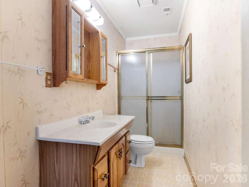 6534 Rollingridge Drive, Charlotte, NC 28211.  MLS# CAR4387248, YatesRealty ID 27945. Lower Level Bath
