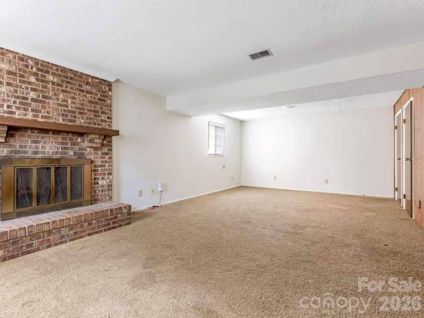 6534 Rollingridge Drive, Charlotte, NC 28211.  MLS# CAR4387248, YatesRealty ID 27945. Lower Level Flex Space