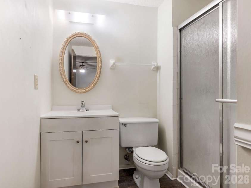 6534 Rollingridge Drive, Charlotte, NC 28211.  MLS# CAR4387248, YatesRealty ID 27945. Primary Bath