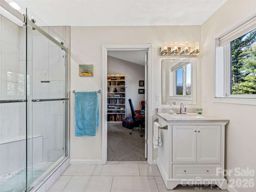 150 Hobby Horse Lane, Hendersonville, NC 28792.  MLS# CAR4397128, YatesRealty ID 27946. Bright Secondary Bath with Tile Shower