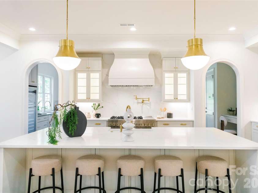 1118 Kingscross Drive, Charlotte, NC 28211.  MLS# CAR4326781, YatesRealty ID 2795. Images depict a similar home previously built by the builder with comparable features. Selections, finishes, and specifications may vary. Visual reference only.