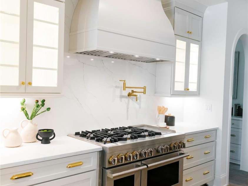 1118 Kingscross Drive, Charlotte, NC 28211.  MLS# CAR4326781, YatesRealty ID 2795. Images depict a similar home previously built by the builder with comparable features. Selections, finishes, and specifications may vary. Visual reference only.