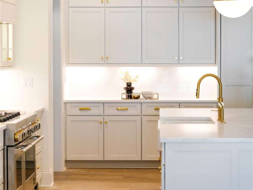 1118 Kingscross Drive, Charlotte, NC 28211.  MLS# CAR4326781, YatesRealty ID 2795. Images depict a similar home previously built by the builder with comparable features. Selections, finishes, and specifications may vary. Visual reference only.