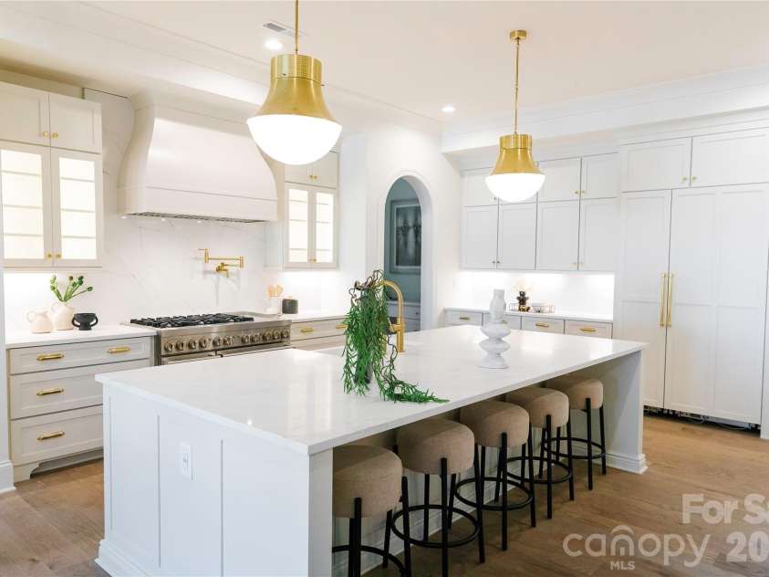 1118 Kingscross Drive, Charlotte, NC 28211.  MLS# CAR4326781, YatesRealty ID 2795. Images depict a similar home previously built by the builder with comparable features. Selections, finishes, and specifications may vary. Visual reference only.