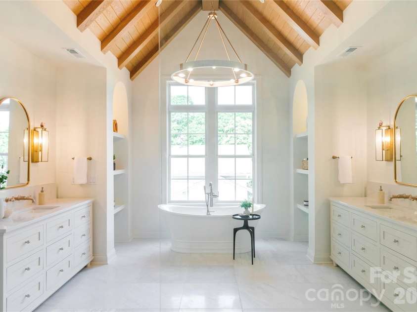 1118 Kingscross Drive, Charlotte, NC 28211.  MLS# CAR4326781, YatesRealty ID 2795. Images depict a similar home previously built by the builder with comparable features. Selections, finishes, and specifications may vary. Visual reference only.