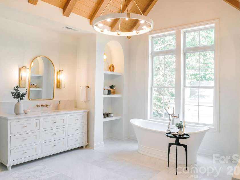 1118 Kingscross Drive, Charlotte, NC 28211.  MLS# CAR4326781, YatesRealty ID 2795. Images depict a similar home previously built by the builder with comparable features. Selections, finishes, and specifications may vary. Visual reference only.