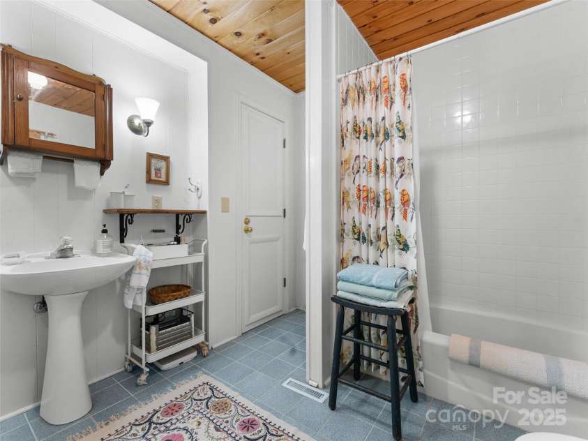 210 Ballard Road, Brevard, NC 28712.  MLS# CAR4300398, YatesRealty ID 2795. Full Bathroom #1