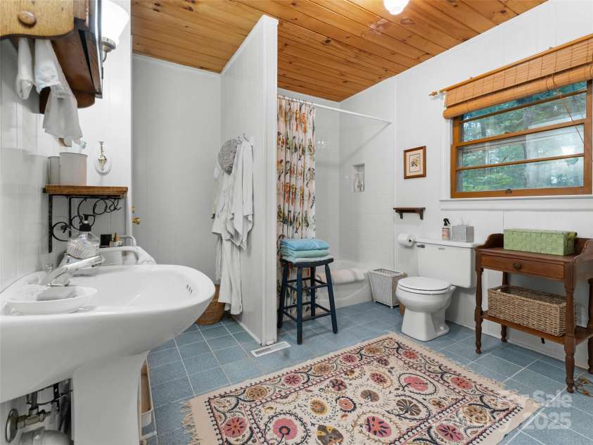 210 Ballard Road, Brevard, NC 28712.  MLS# CAR4300398, YatesRealty ID 2795. Full Bathroom #1