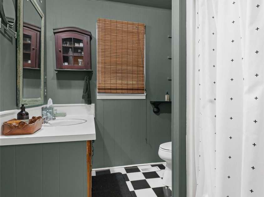 210 Ballard Road, Brevard, NC 28712.  MLS# CAR4300398, YatesRealty ID 2795. Full Bathroom #2