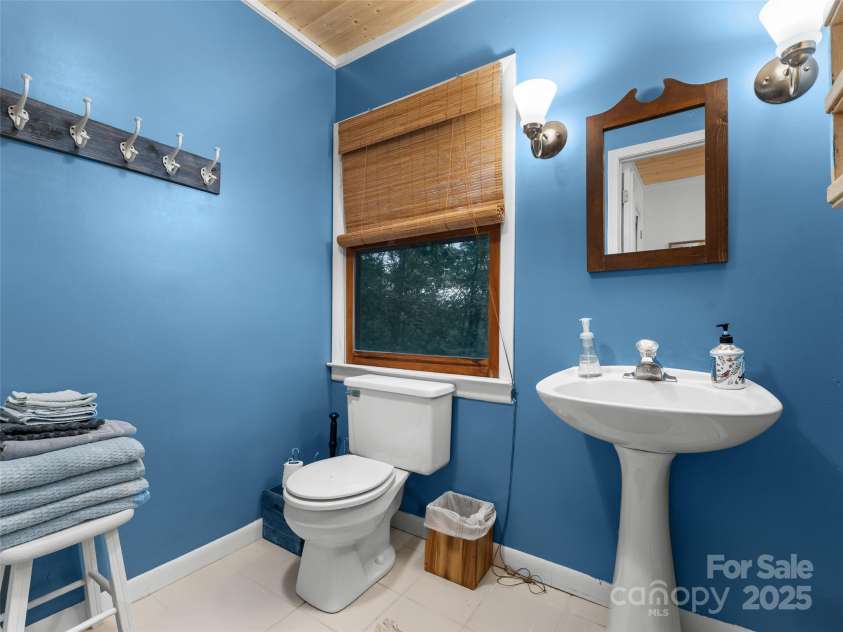 210 Ballard Road, Brevard, NC 28712.  MLS# CAR4300398, YatesRealty ID 2795. Upper Level Full Bathroom #3