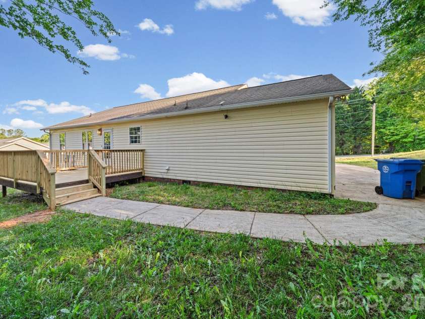 2327 Sunset Drive, Gastonia, NC 28054.  MLS# CAR4373394, YatesRealty ID 27950. 