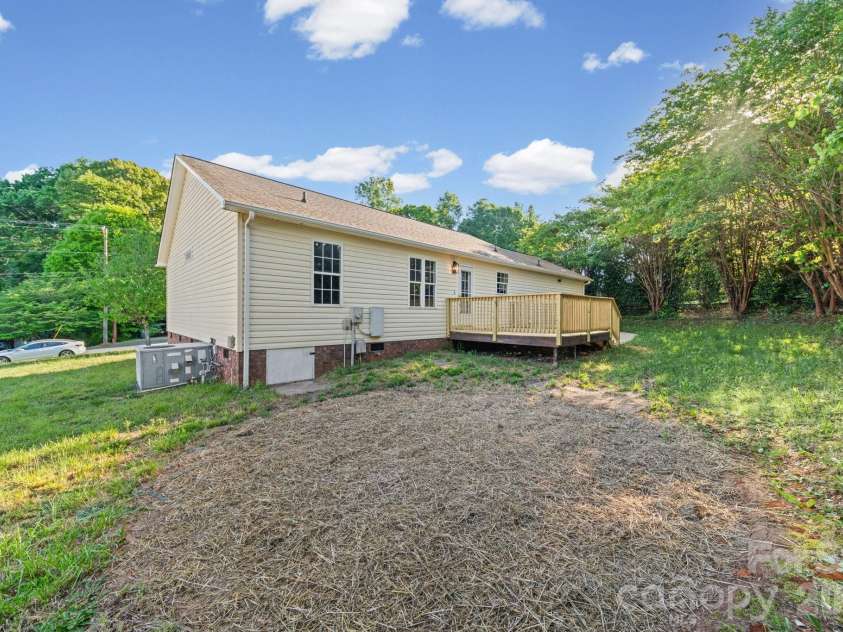 2327 Sunset Drive, Gastonia, NC 28054.  MLS# CAR4373394, YatesRealty ID 27950. 