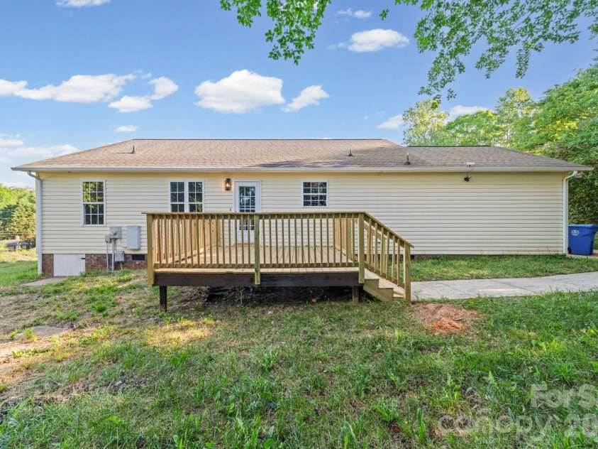 2327 Sunset Drive, Gastonia, NC 28054.  MLS# CAR4373394, YatesRealty ID 27950. 